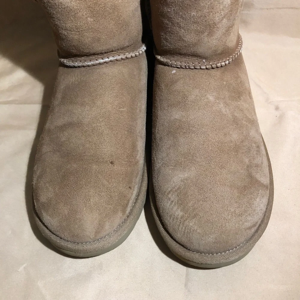 UGG Bailey Button II In Chestnut